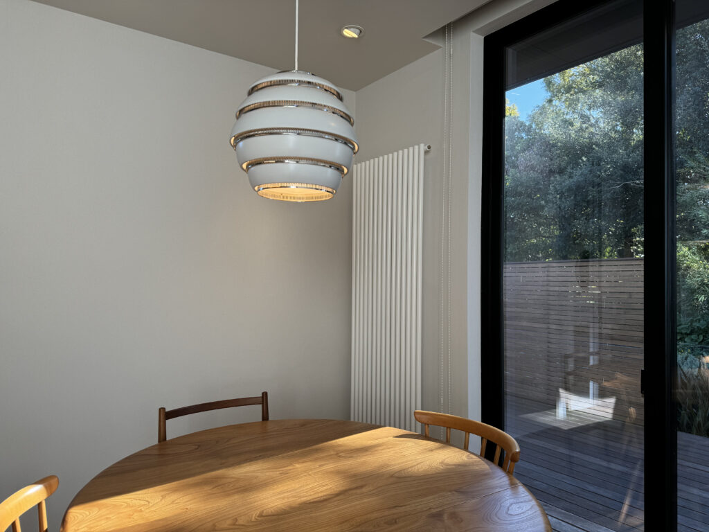 パネルヒーターがついているダイニング