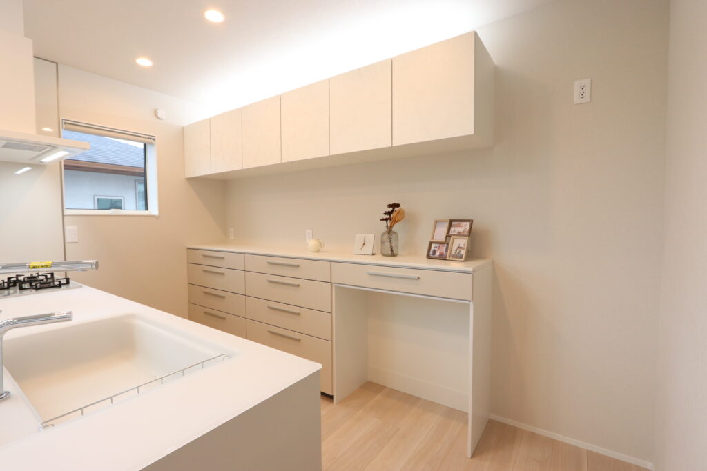 キッチンのカップボード下に設けられたごみ箱の配置場所