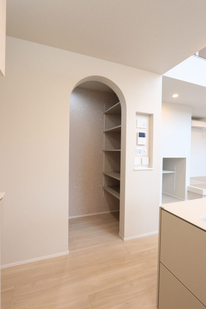 扉がついていないパントリー