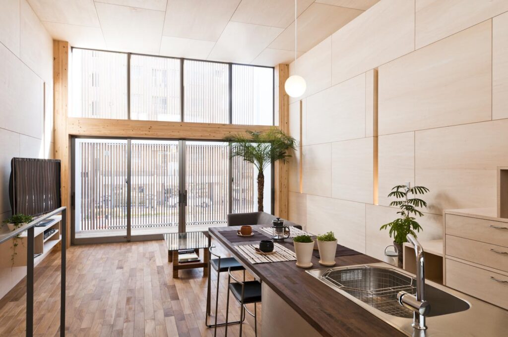 自由に設計された吹き抜けリビング