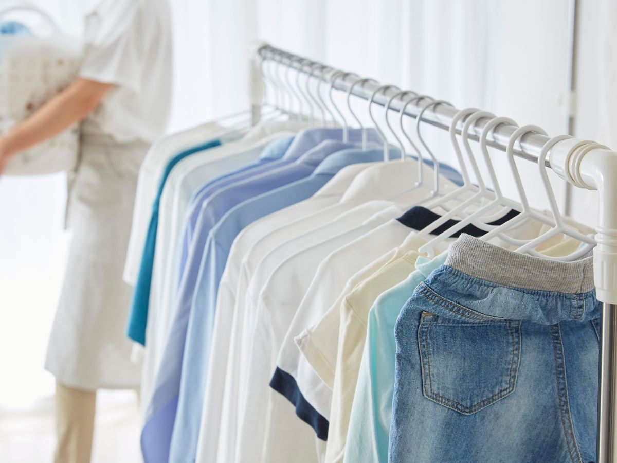 物干しバーに干されている洗濯物