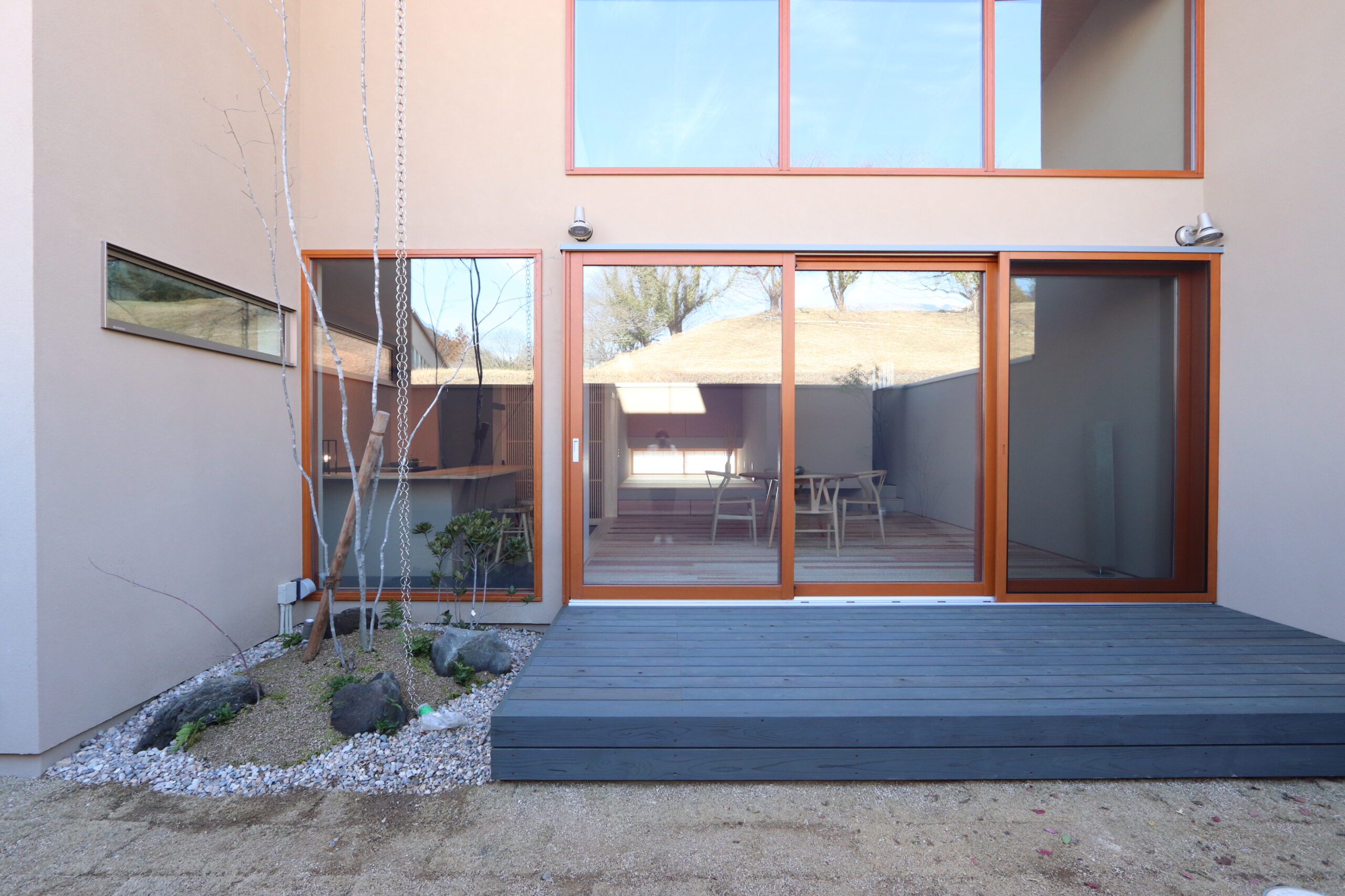 カーテンレスな家のリビング