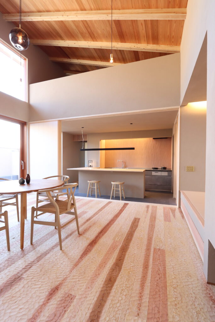 光がたっぷり入るダイニング