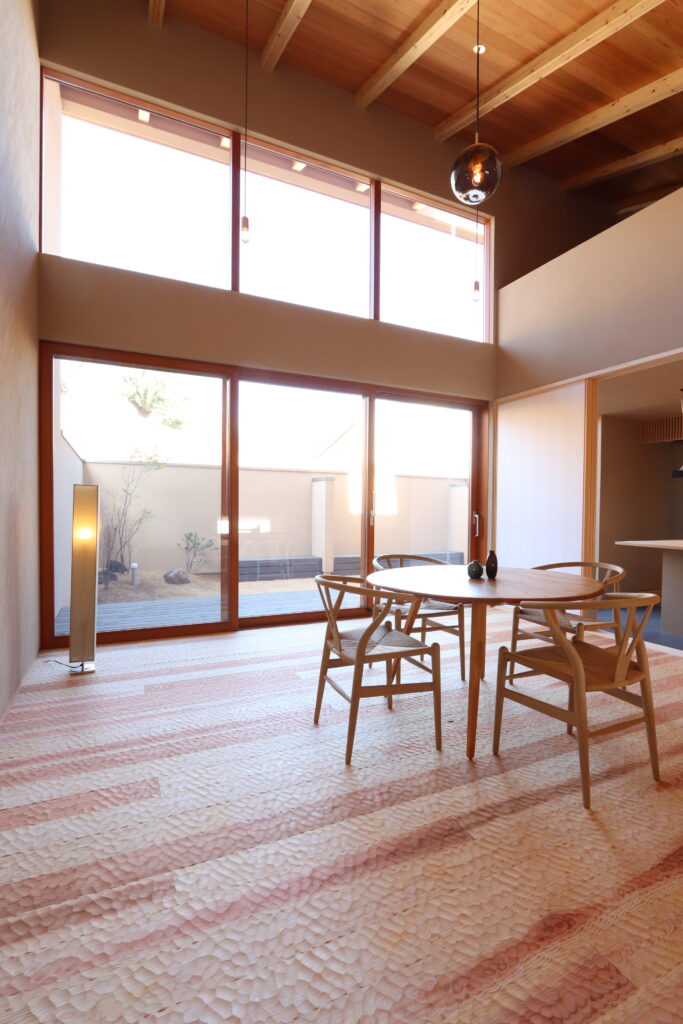 窓から桜が見えるリビング