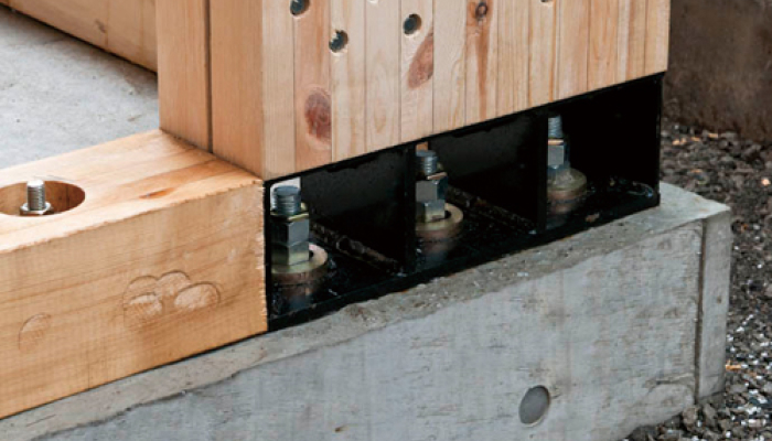 ボルトで固定されている柱と基礎