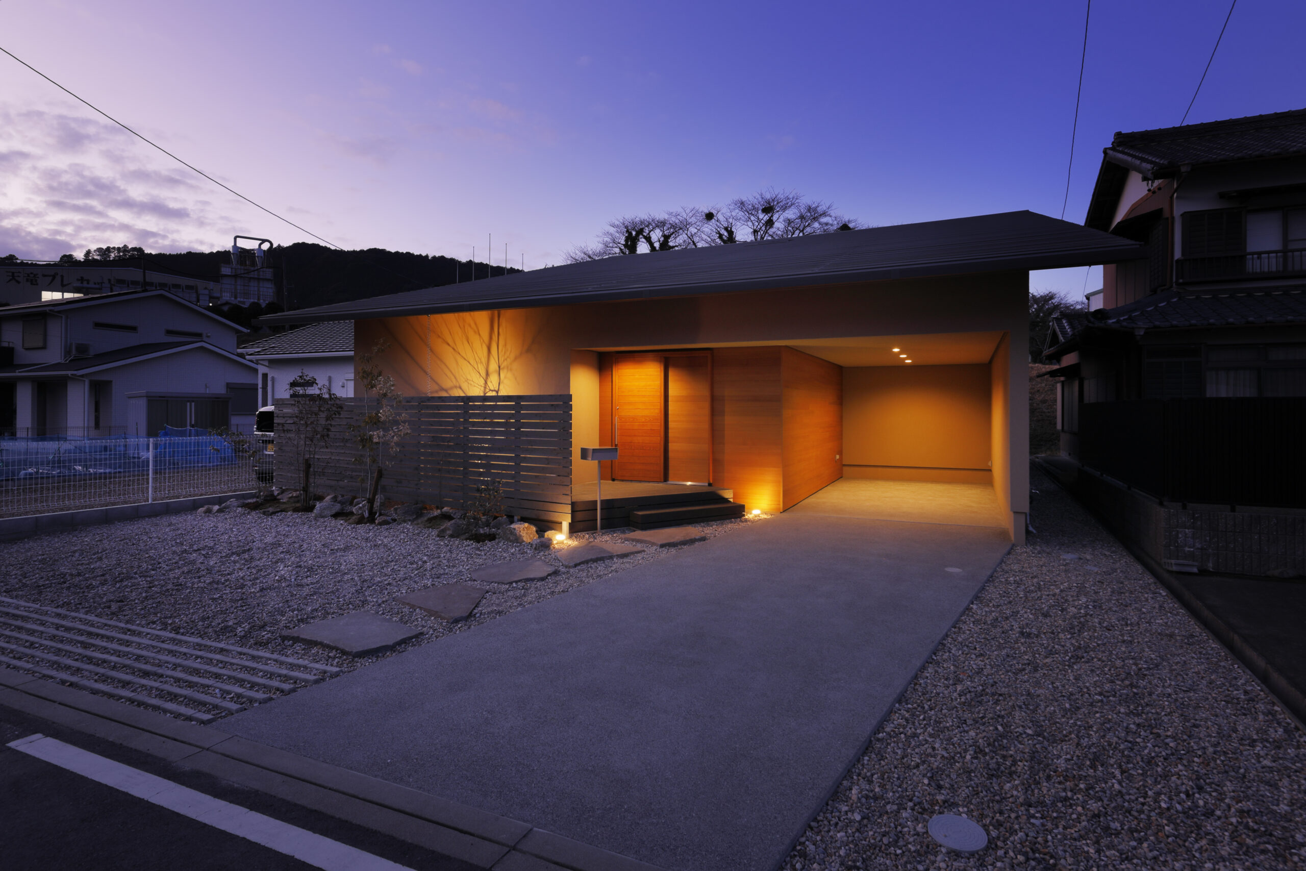 光で照らされた夜間の注文住宅