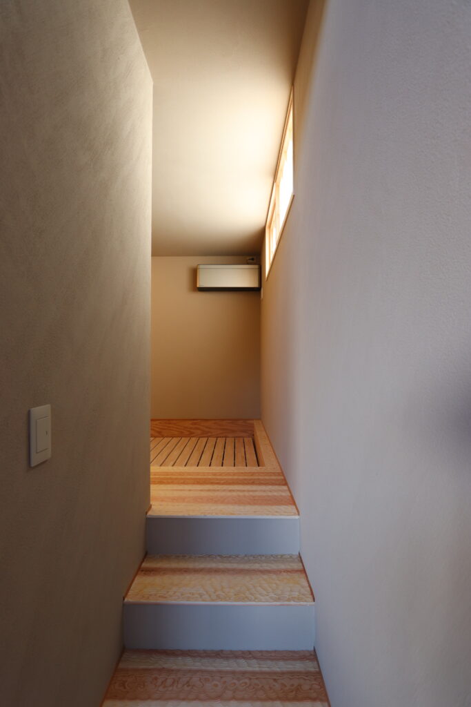 リビングから隠れ家のようにつながる寝室