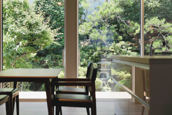 植栽で外からの視線が気にならないように工夫されているリビング