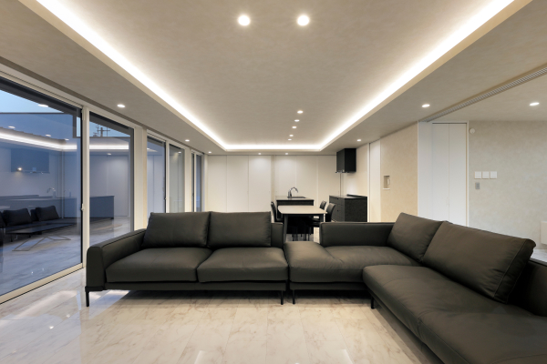 家具や照明のバランスが整えられた大空間リビング