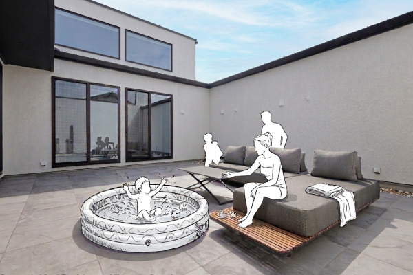 中庭で遊ぶ子供たち