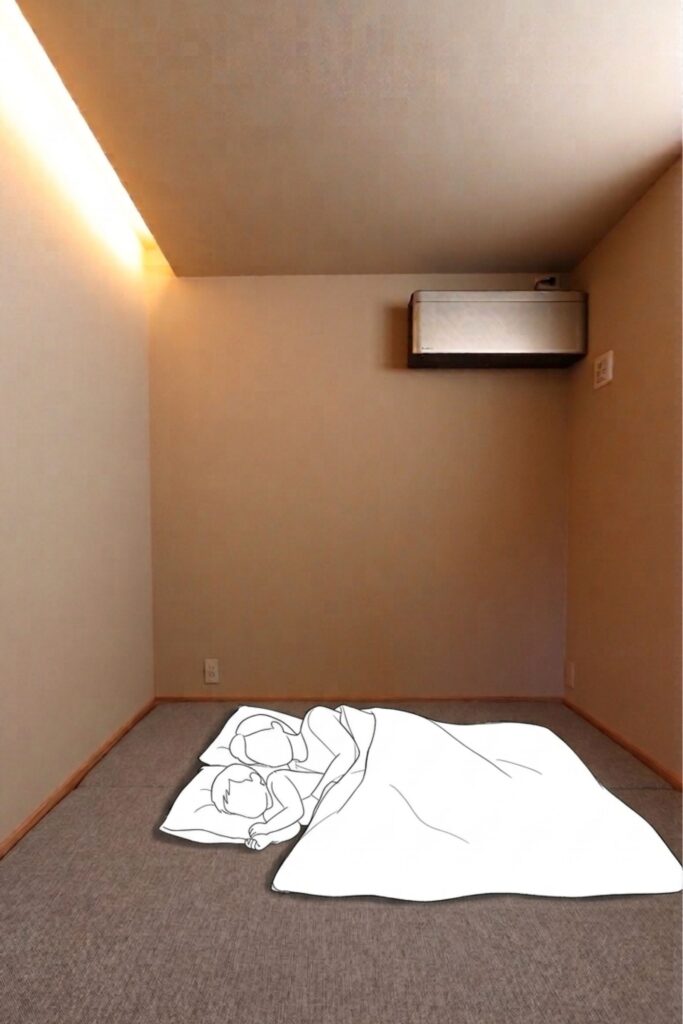 マットレスが埋め込まれた寝室で眠る親子