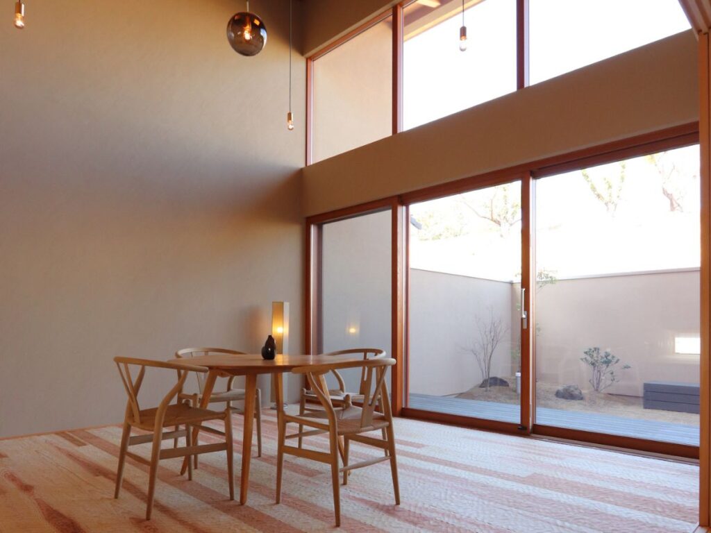 中庭の壁で視線が気にならないリビング