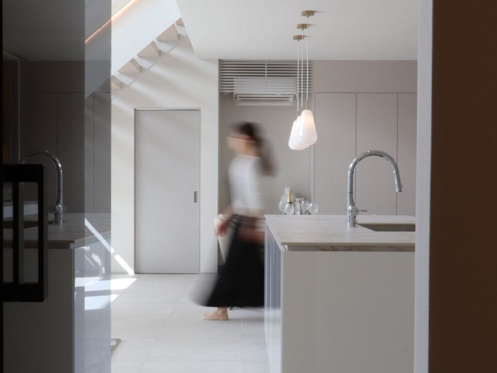 ウォールナットを使用した寝室