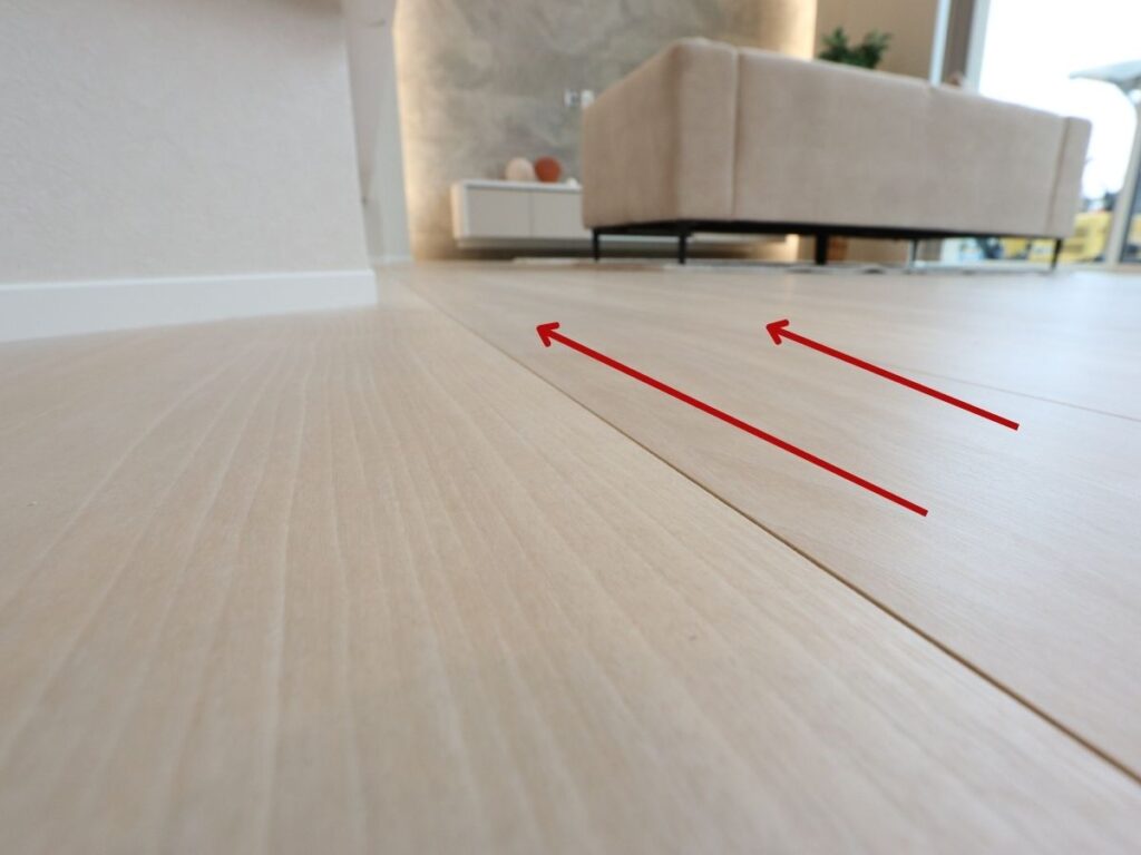 縦方向に貼られたフロアタイル