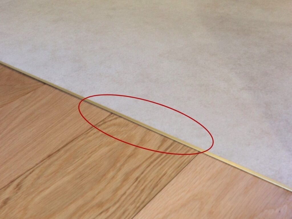 ゴールドの見切り材を使用した床