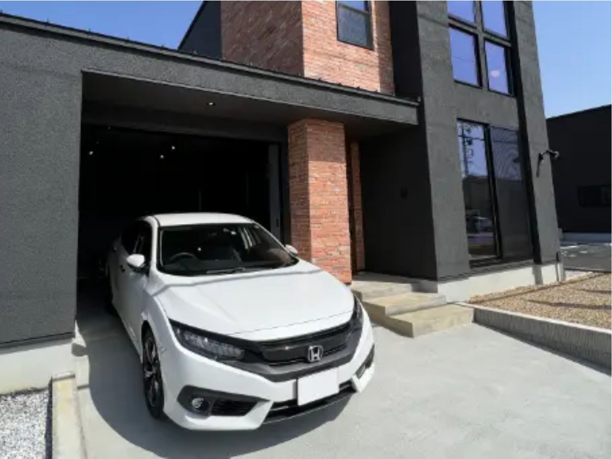 白い車が入るガレージ