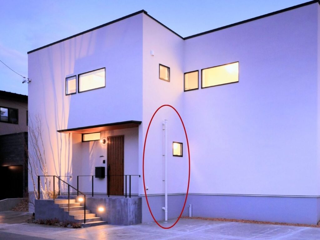 配管が白になっている家の外観