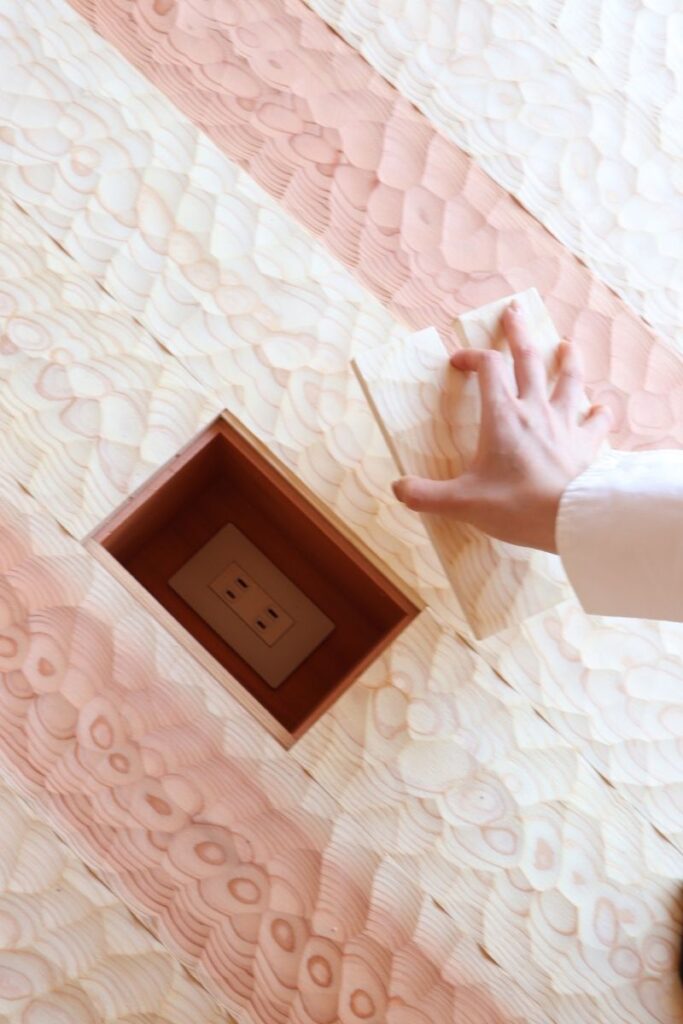 床に埋め込まれたコンセント