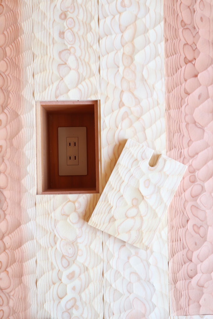 床の無垢材と同じ材質で作ったフタ