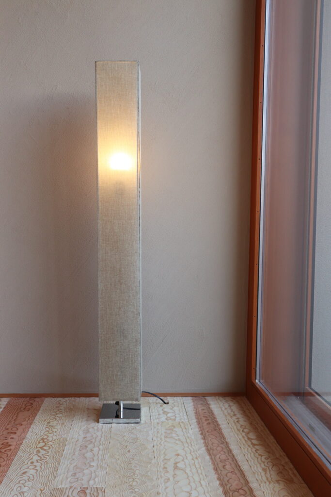 コンセントに刺さっている部分が隠されているライト