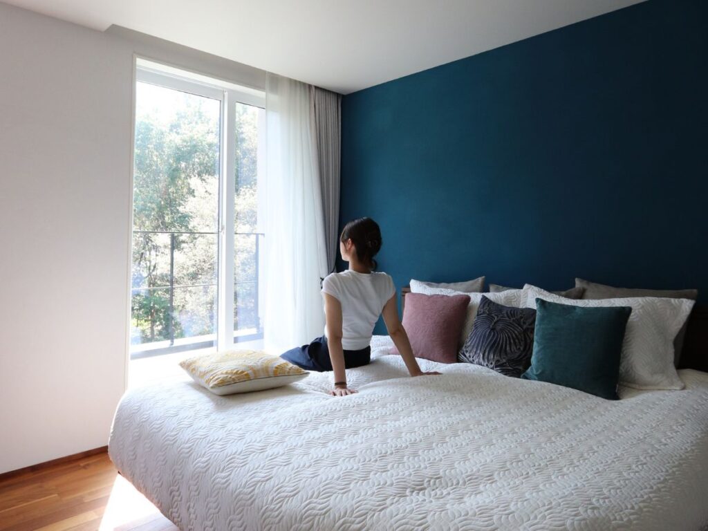 寝室から外を眺める