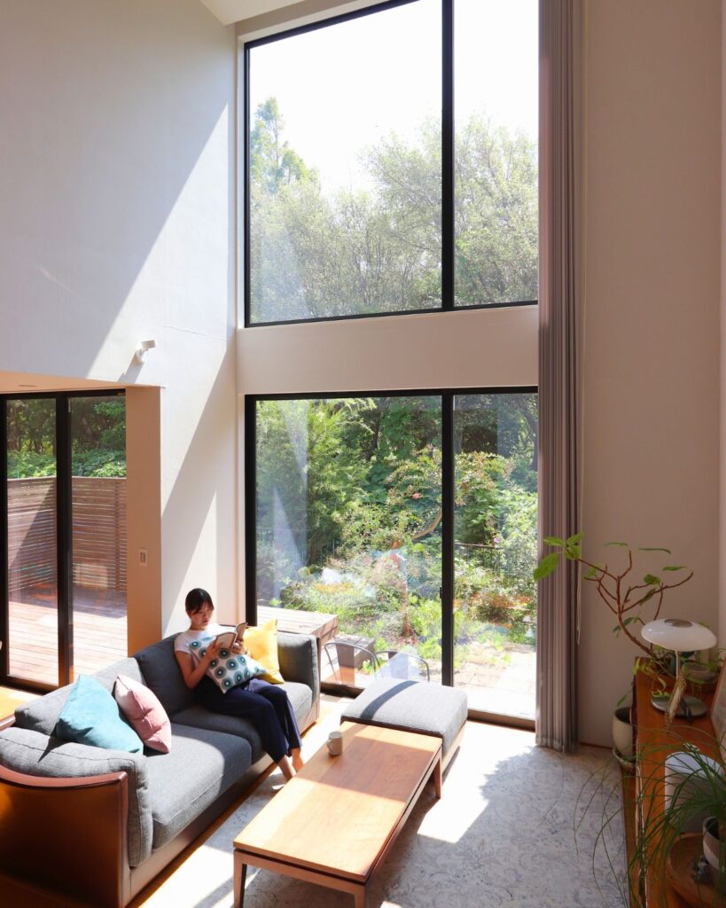 佐鳴湖が見える吹き抜けリビング