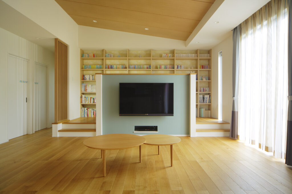 テレビ裏の壁が本棚になっている注文住宅