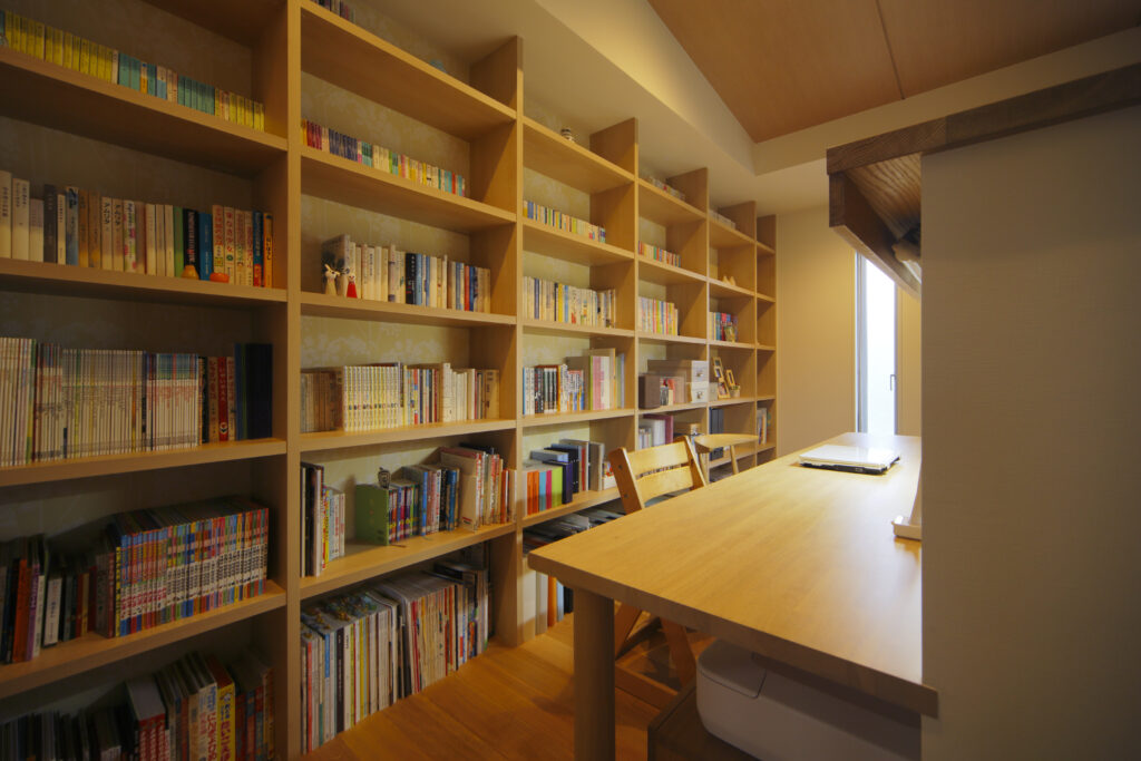 テレビ裏の図書スペース