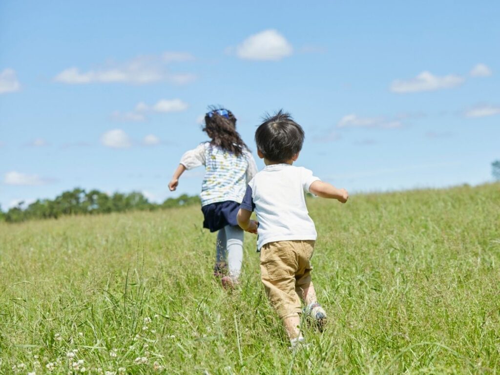 追いかけっこをする子供たち
