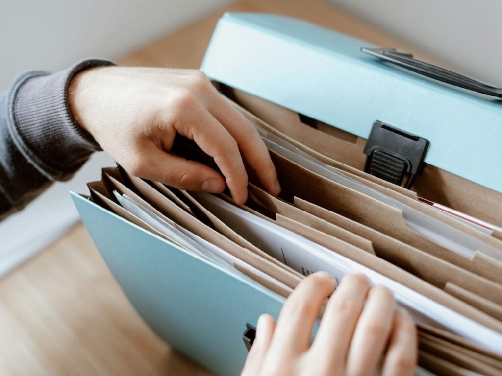 書類をファイリングしてる手元