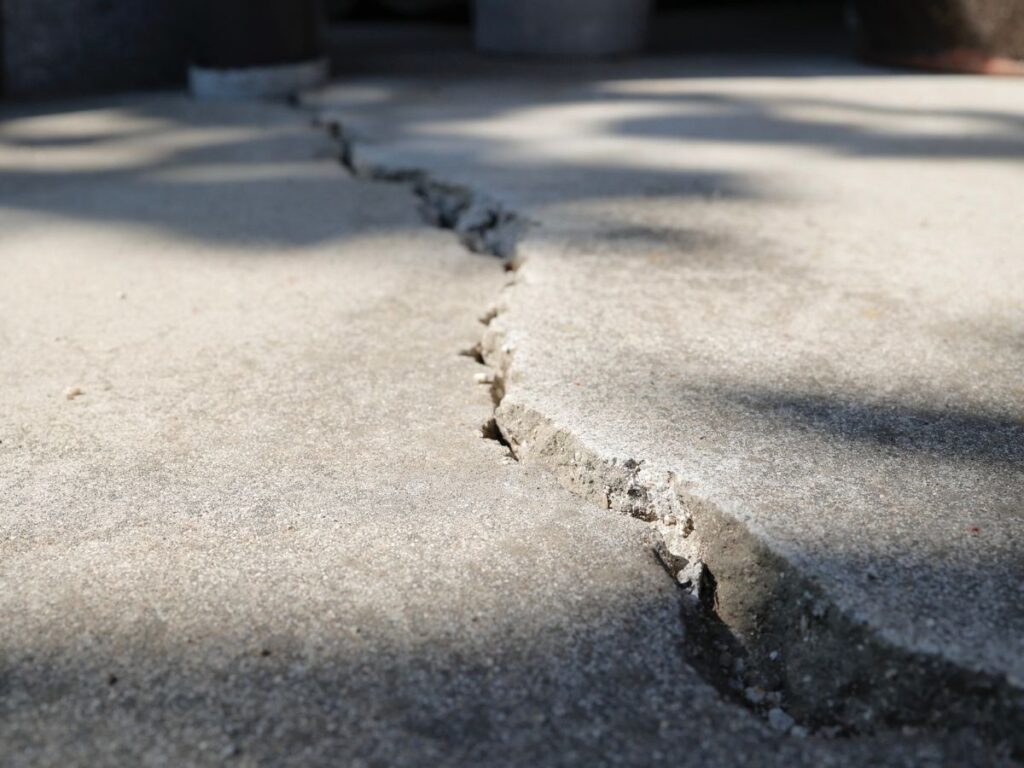 地割れが起きている道路