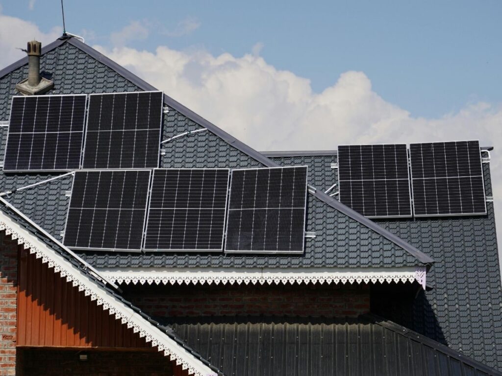 太陽光パネルが設置されている屋根