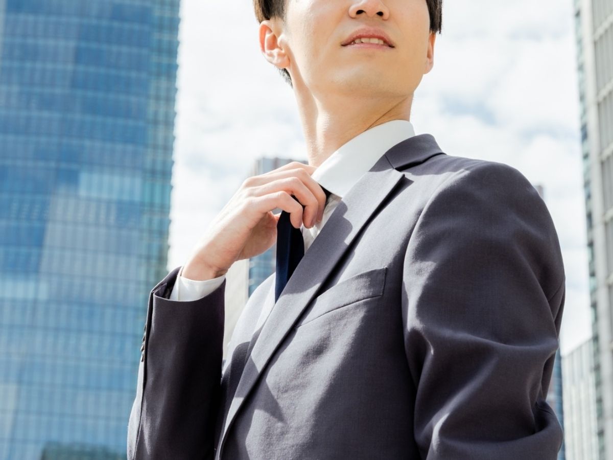 飛び込み営業をする営業マン