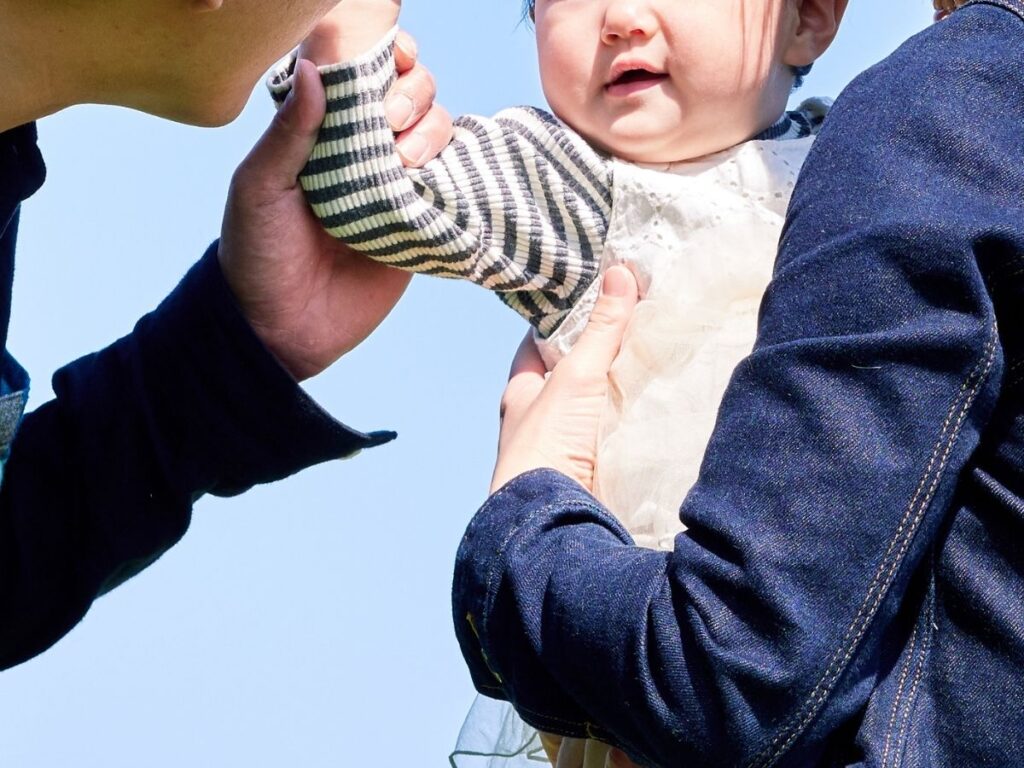 子供をあやす親